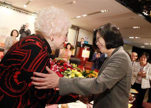 蔡英文總統出席「第16屆國家祈禱早餐會」時向彭蒙惠女士問好
