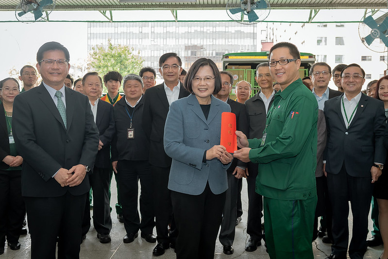 總統視察及慰勞中華郵政公司防疫物流作業同仁，並頒贈加菜金