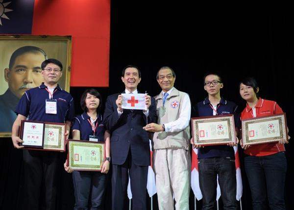 總統參加慶祝中華民國紅十字總會99年世界紅十字日暨志工表揚大會，並對中華民國紅十字總會表達高度肯定與敬佩之意。