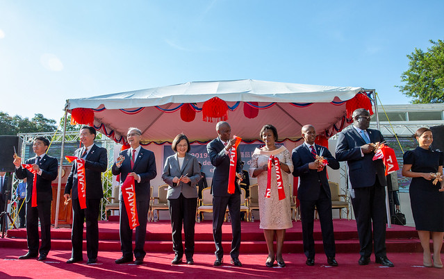 「自由民主永續之旅」總統出席海地臺灣商品展開幕典禮