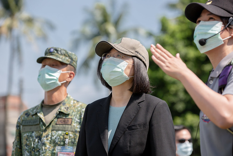 蔡英文總統今（2）日前往屏東大武營區視導「陸軍航特部空降訓練中心」