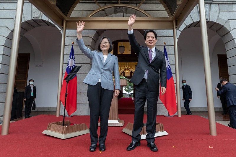 總統蔡英文及副總統賴清德參加在臺北賓館舉行的就職相關活動，向現場貴賓揮手致意