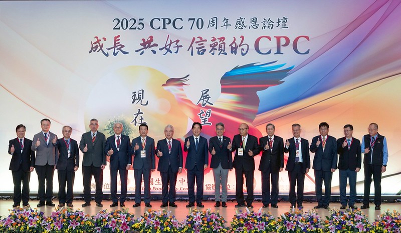 總統和出席人員合影