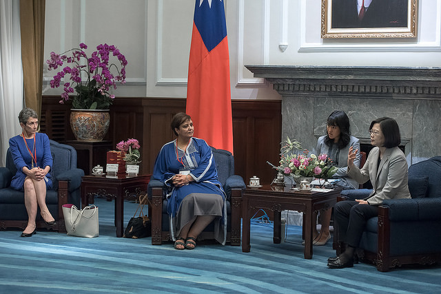 總統致詞時表示，昨日她與訪賓們一起出席了臺灣民主基金會15週年國際會議，今天很高興在總統府接待他們，能夠有更進一步的交流