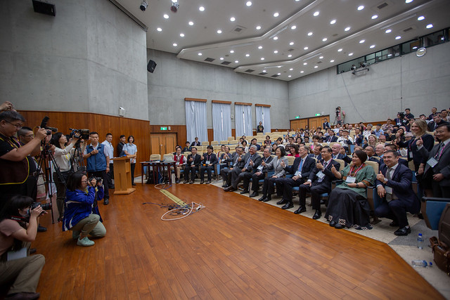 總統出席「台灣國際宗教自由論壇」，並於會後合影