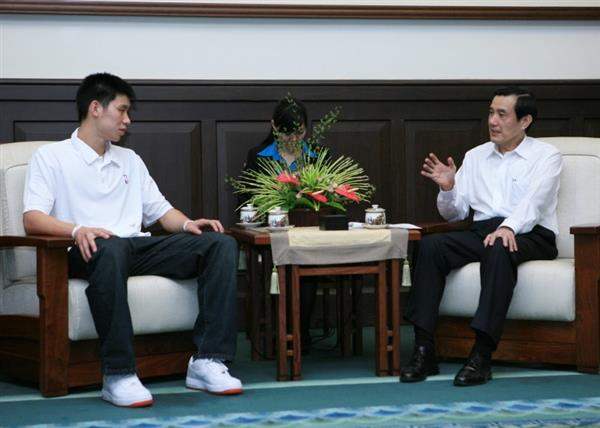 總統於本府台灣綠廳接見美國職籃NBA球員林書豪及其家人 (6-4)