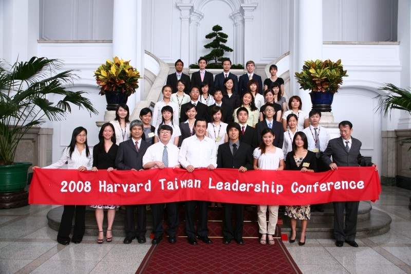 總統接見台北大學「哈佛台灣英文領導營」學員-馬英九總統與來賓全體合照