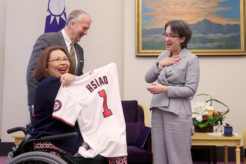 蕭美琴副總統今（29）日上午接見「美國聯邦參議員達克沃絲（Tammy Duckworth）所率跨黨派參議員訪問團」