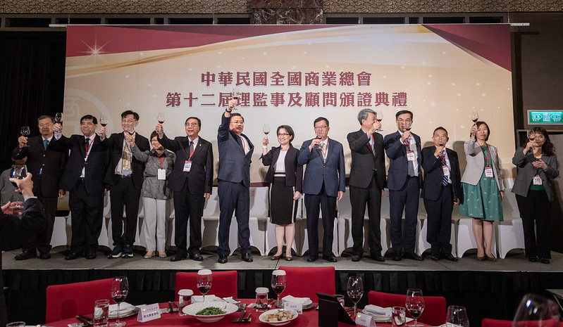 蕭美琴副總統今（27）日傍晚出席「中華民國全國商業總會第十二屆理監事及顧問頒證典禮」