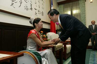 總統接見美國輪椅親善大使康諾斯女士及中華民國第一屆輪椅親善大使陳美玉女士-陳水扁總統與來賓握手致意