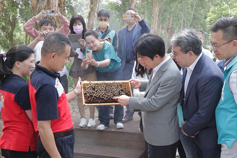 副總統參訪新屋蘭園蜂業及世聯倉運