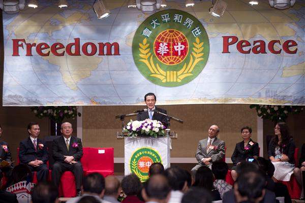 總統前往臺北國賓飯店出席由「世界客屬總會」舉辦的「2012世界和平大會」，除誠摯歡迎回國與會之各界僑胞，並高度肯定「世界客屬總會」對世界和平之貢獻。（3-2）