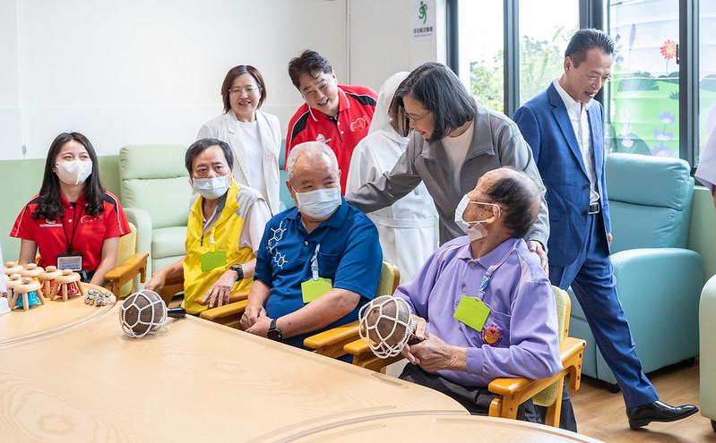 蔡英文總統今（13）日下午前往嘉義縣「布袋嘉應廟」及「鹿草下潭雲龍宮」參香祈福，並視導「中埔鄉隆興多功能長照服務園區」