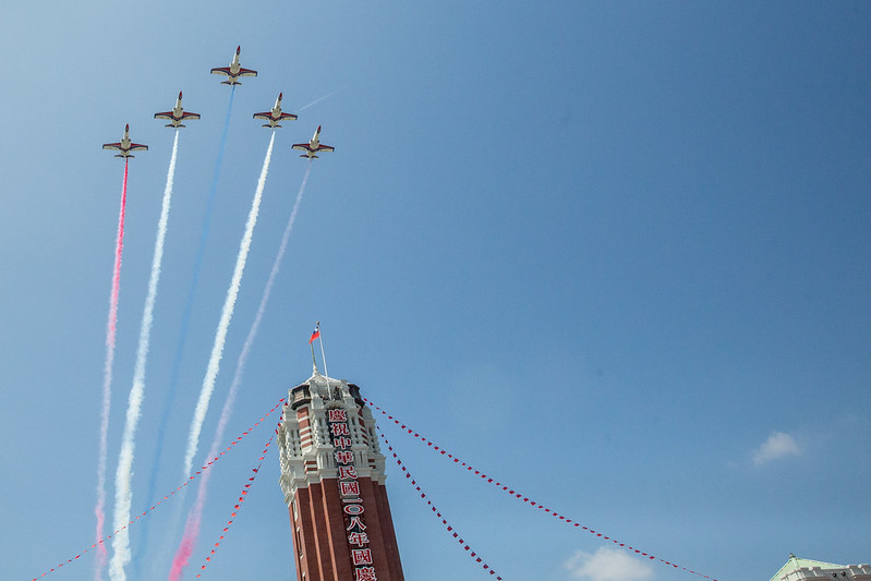 中華民國中樞暨各界慶祝108年國慶大會，雷虎機隊飛越總統府上空