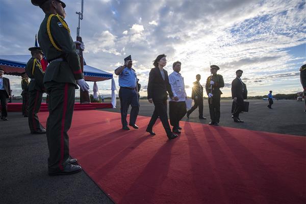 蔡英文總統與尼國孟卡達總統顧問沿紅毯前進接受禮兵致敬