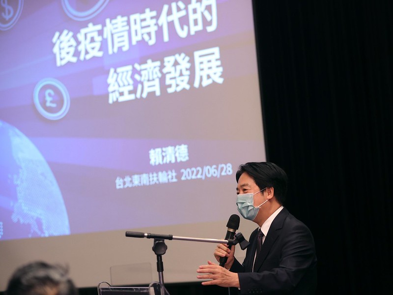 賴清德副總統今（28）日上午應臺北東南扶輪社之邀，以「後疫情時代的經濟發展」為題進行演講
