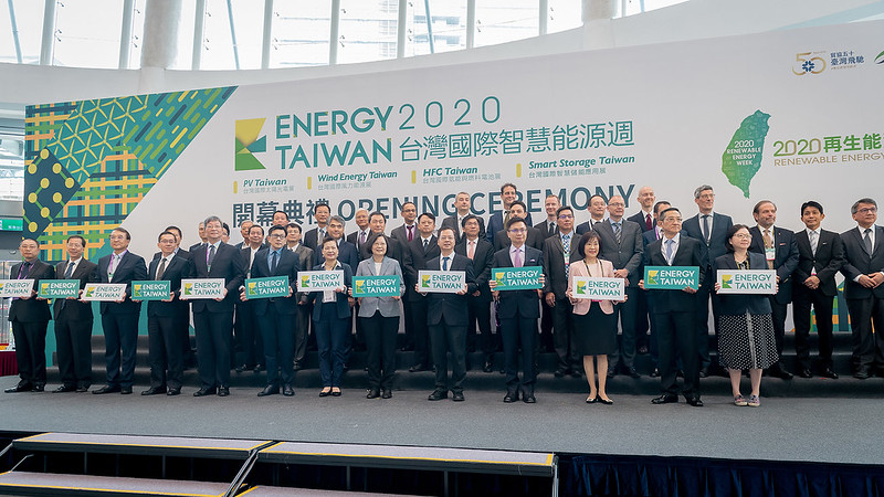 總統出席「2020台灣國際智慧能源週開幕典禮」，並合影