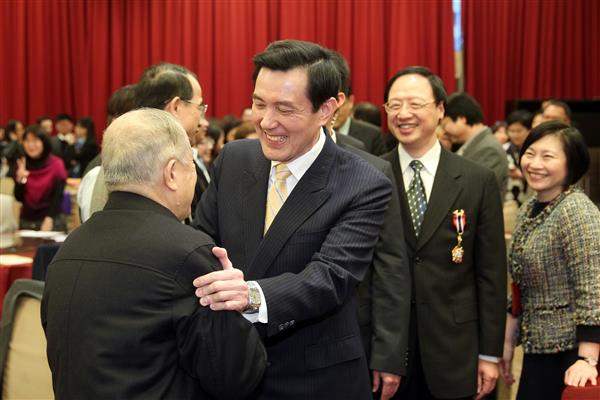 馬英九總統出席「行政院研考會感恩茶會」，和與會貴賓互動熱絡。（4-4）