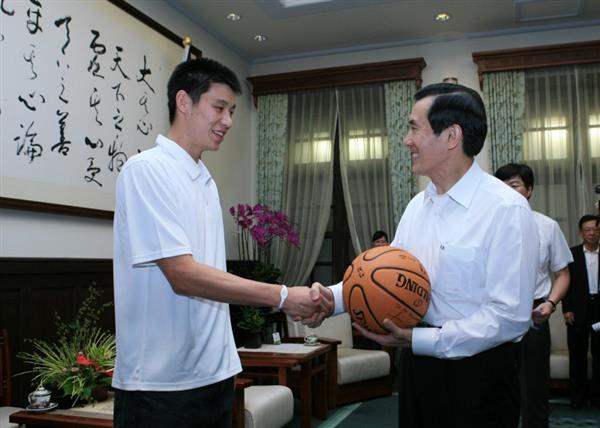 總統於本府台灣綠廳接見美國職籃NBA球員林書豪及其家人 (6-1)