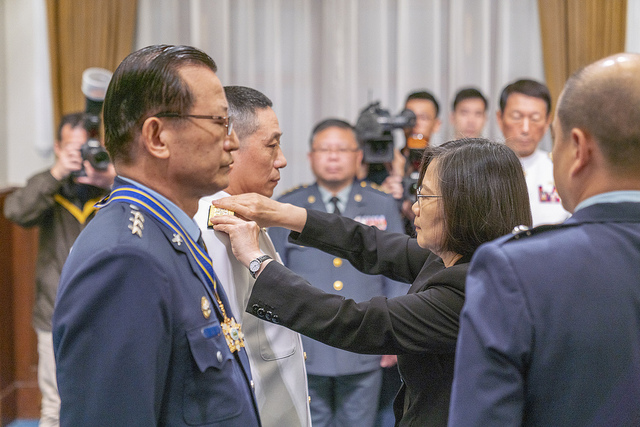 總統:會和國軍一起奮鬥到底　國土一寸不讓