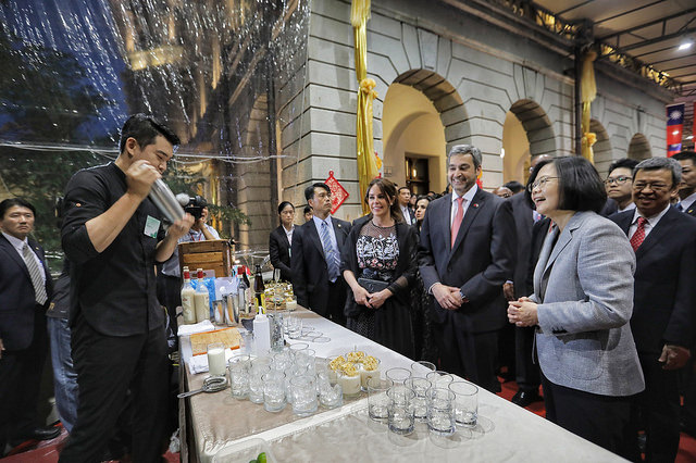 出席107年國慶酒會　總統與訪賓歡慶國家生日