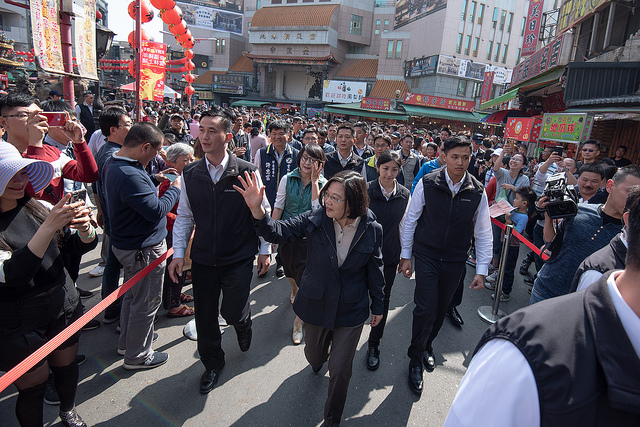 總統大年初二走訪雲林、嘉義、臺南及高雄等地廟宇參拜祈福並發送新春福袋