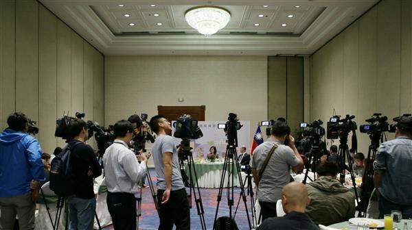 蔡英文總統與隨團記者早餐敘，現場各家媒體轉播。