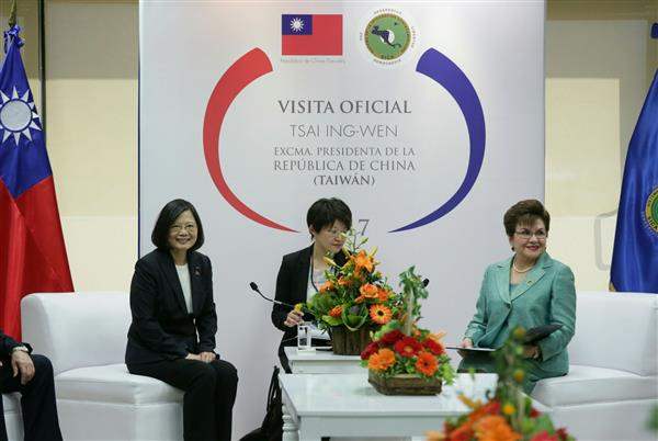 蔡英文總統與德阿薇蕾絲(Victoria Marina Velásquez de Avilés)秘書長於「中華民國廳」晤談，就雙方關切議題交換意見