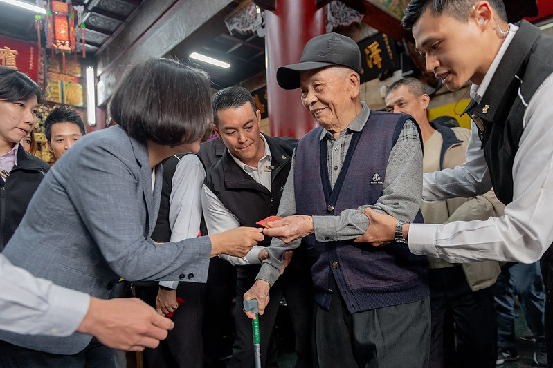 總統走訪北部廟宇發放福袋　期許國人團結一致　讓國家民富國強