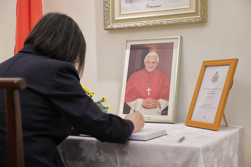 蔡英文總統今（13）日下午前往教廷駐臺大使館向榮休教宗本篤十六世（Pope Emeritus Benedict XVI ）致哀