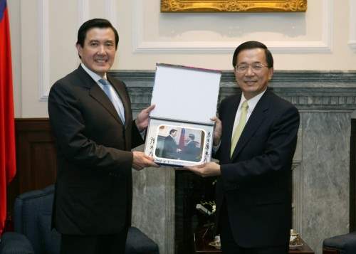 總統會晤中國國民黨主席馬英九-陳水扁總統與國民黨主席馬英九合影