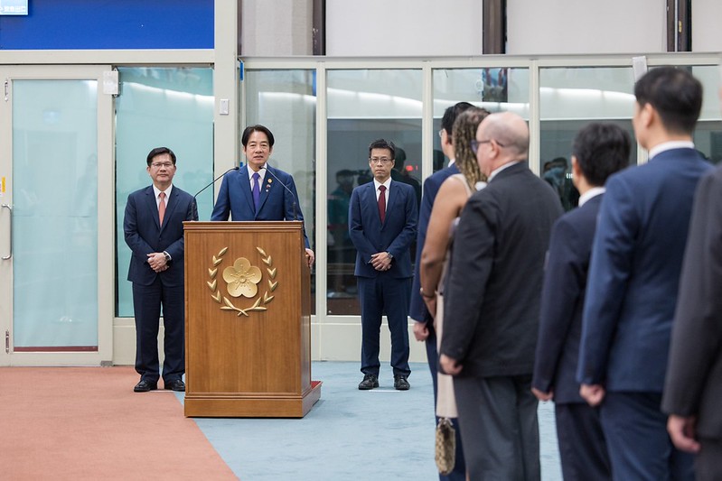 副總統在桃園機場發表談話，說明此次出訪成果，圓滿達成深化臺巴邦誼及拓展雙方合作的目標