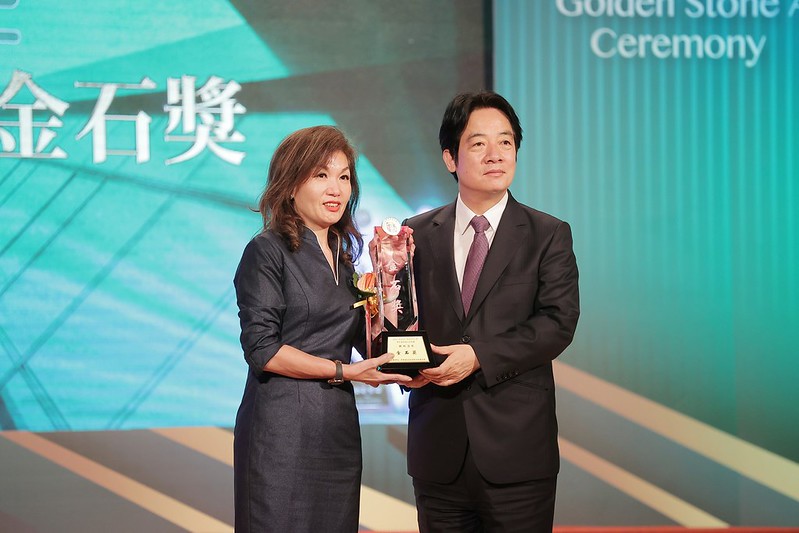 副總統親頒獎座予「優良建築施工品質類」得獎企業，肯定他們對臺灣建築產業的貢獻