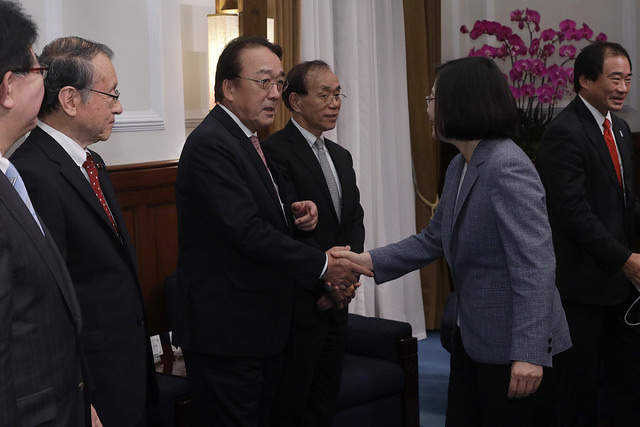 總統接見日華懇談會會長古屋圭司眾議員，雙方握手致意