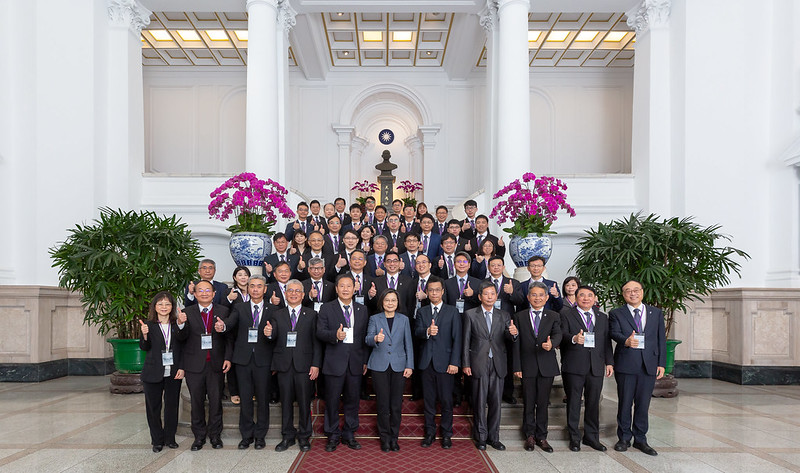 總統與「社團法人中國工程師學會111年度各項獎章得獎人」合影