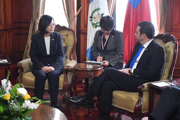 蔡英文總統與瓜國莫拉雷斯總統(Jimmy Morales)會晤。