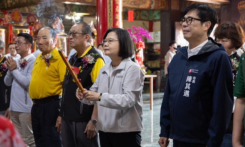 赴橋頭芋寮壽生廟參香揭匾　總統期許國人繼續團結打拚　讓臺灣走向世界、做出貢獻