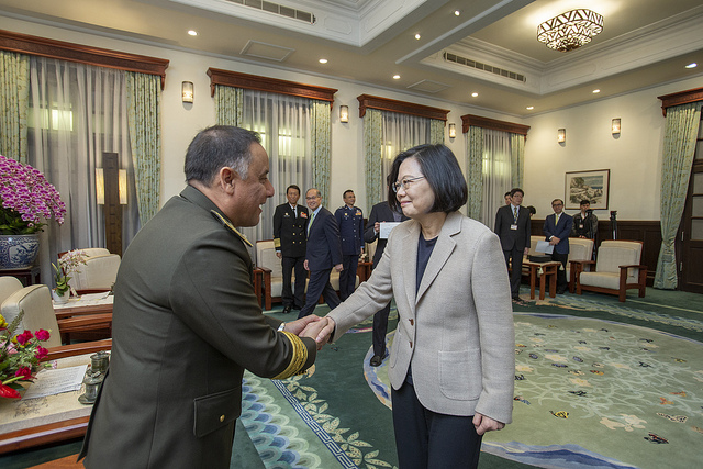 總統接見瓜地馬拉國防部部長納爾達中將，雙方握手致意
