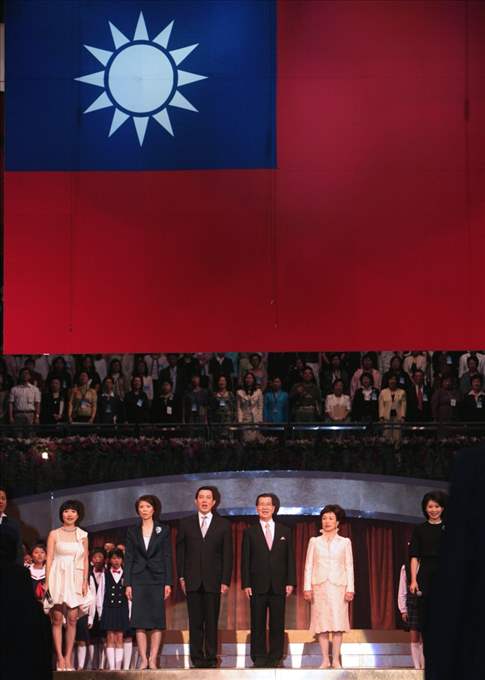 中華民國第12任總統馬英九先生就職演說-總統馬英九伉儷及副總統蕭萬長伉儷高唱國歌