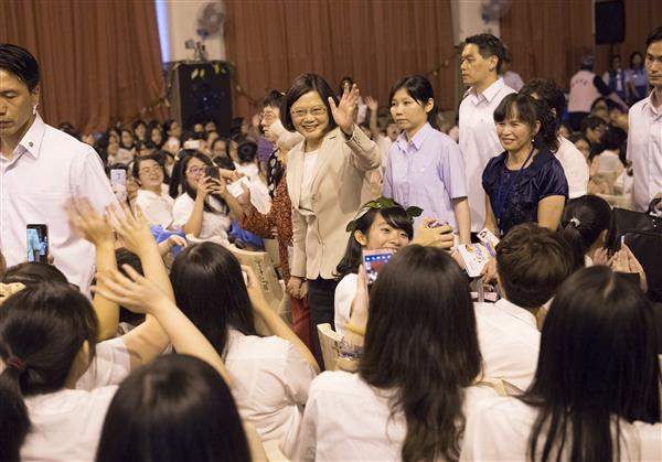 出席中山女高畢業典禮　總統期勉畢業生勇敢、溫柔又有企圖心