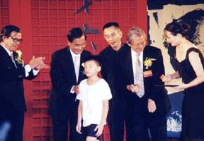 總統出席第六屆國家文藝獎頒獎典禮-陳水扁總統與各得獎人一同上台合影