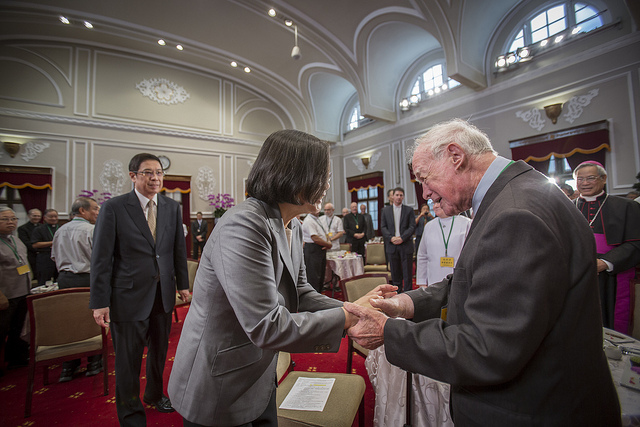 感謝在臺天主教神職人員奉獻　總統：透過「馬偕計畫」及《國籍法》　讓臺灣也能夠照顧他們