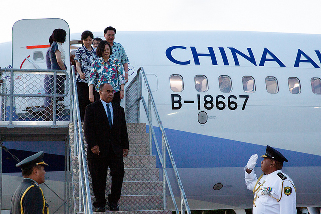 「海洋民主之旅」總統抵達諾魯，由我外交部長吳釗燮陪同步下機梯