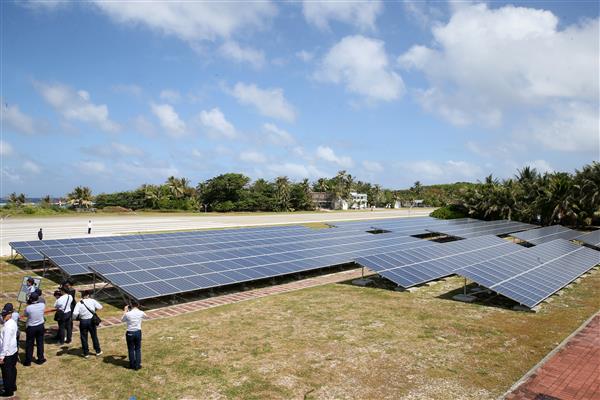 馬英九總統搭機前往我國南沙太平島慰問駐島人員，並視察太陽能光電系統。