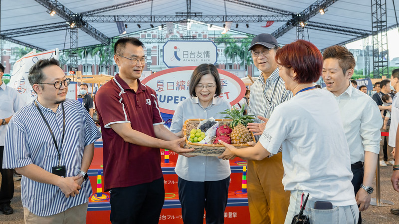 蔡英文總統今（26）日晚間出席在凱達格蘭大道舉辦之「2023台日水果夏祭」