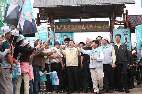 總統前往高雄及嘉義訪視-陳水扁總統與民眾互動
