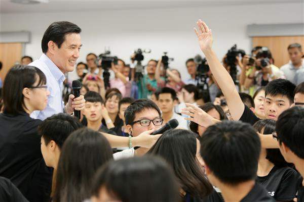 馬英九總統出席「總統與青年有約：第十屆臺大政治領袖營」校園座談，與學生進行問答交流。