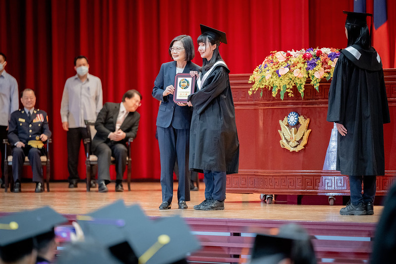 總統頒獎予各學系畢業總成績第一名及頒授學位證書予畢業生代表