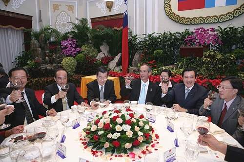 總統以國宴款待瓜地馬拉共和國總統柯隆閣下-馬英九總統與來賓敬酒