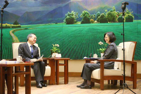 蔡英文總統接受日本《讀賣新聞》專訪，針對臺日關係、兩岸關係、臺美關係及南海爭議等議題回應媒體提問。